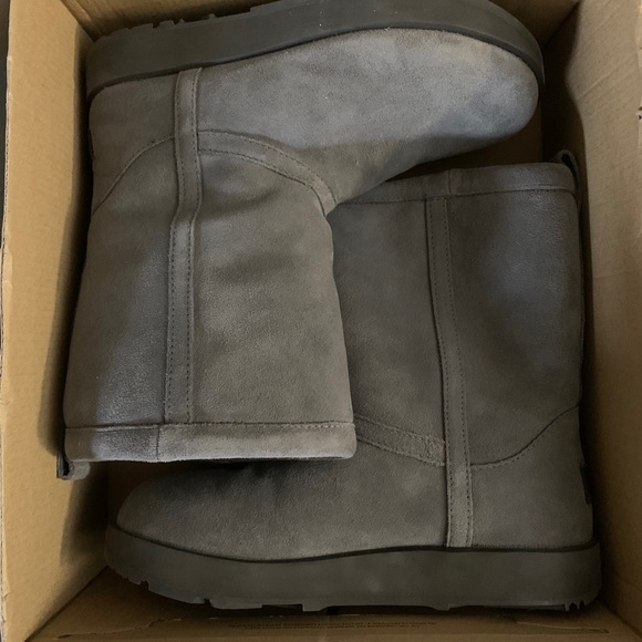 Sold!! Ugg Metal Classic Short Waterproof - Picture 3 of 7